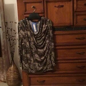 Size extra large new Wu-Tang simply vera Vera Wang top. New with tags.